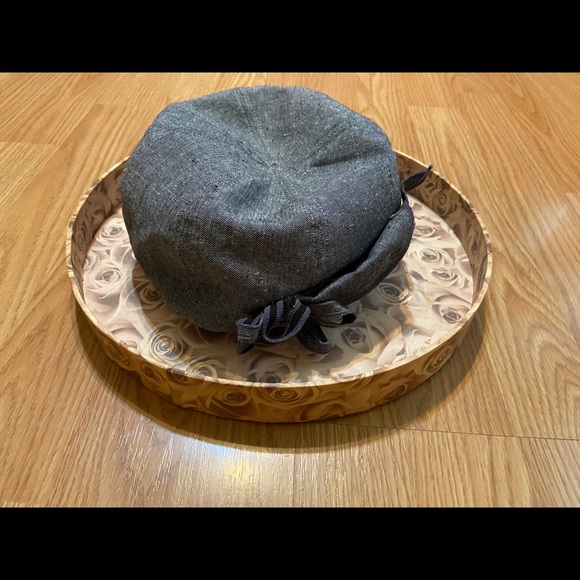 De Lux grey hat with bow - Picture 1 of 16